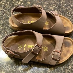 Kids Birkenstock sandals. Size 33 2 youth.